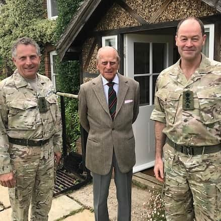 ロイヤル・ファミリーさんのインスタグラム写真 - (ロイヤル・ファミリーInstagram)「#DidYouKnow The Duke of Edinburgh is Colonel-in-Chief of @britisharmy Infantry Regiment, The Rifles.  Today The Duke received General Sir Nicholas Carter (left) who is relinquishing his appointment as Colonel Commandant of @rifles_regiment and General Patrick Sanders (right) who will succeed him.」6月21日 23時36分 - theroyalfamily