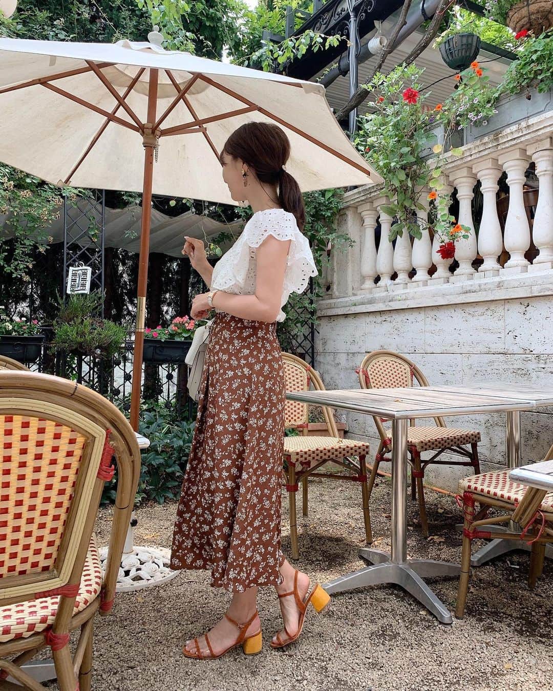 中田絵里奈さんのインスタグラム写真 - (中田絵里奈Instagram)「brown 🧸❤︎ スカートは来週からの新作なんですが シルエットもとっても綺麗で素材もトロンと柔らか❤︎ 夏のブラウンもお上品で大好きです🧸❤︎ . clothes @lerevevaniller . bag @loewe . sandal @fabiorusconiofficial .」6月21日 23時40分 - erinanakata