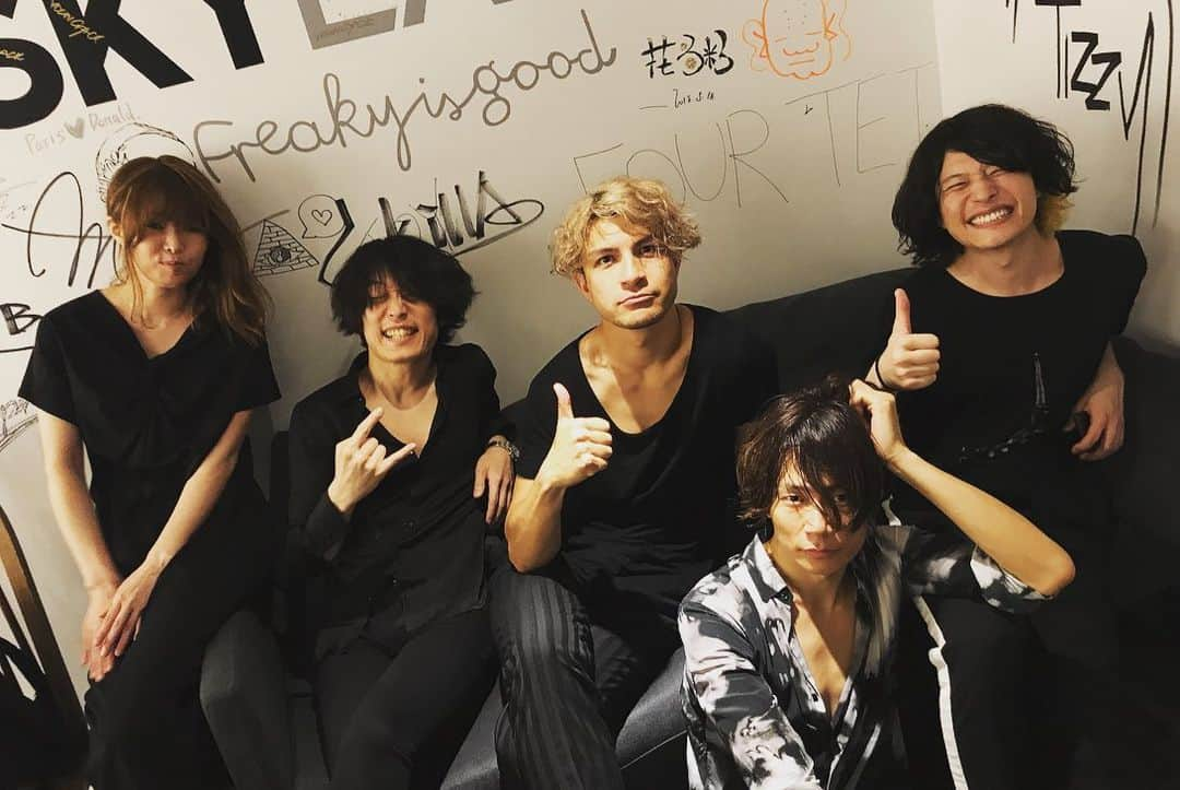 [ALEXANDROS]さんのインスタグラム写真 - ([ALEXANDROS]Instagram)「初上海。 なのになんだこの盛り上がりは。みんな最高かよ。 来てくれた人ありがとう。 また必ず来るのでその時また遊びましょう。その時はuntitledやります。  そして明後日は北京いきます。楽しみー。  ではでは。 洋平  虽然是第一次来上海，开心的超乎想象！ 大家真是太棒太棒啦！ 我们要对到场的各位说声谢谢！ 我们一定还会在来的！希望再次见到大家！到时候我们一起唱untitled！  后天我们会在北京和大家见面，无比期待！ 到时见！ 洋平  #alexandros #sleeplessinshanghai」6月21日 23時50分 - alexandros_official_insta