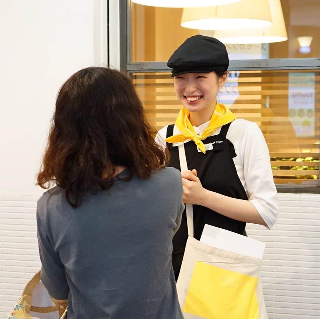 スープストックトーキョー 公式さんのインスタグラム写真 - (スープストックトーキョー 公式Instagram)「遅い時間にこんばんは。 これをもちまして、私たちは﻿食べるスープの専門店、﻿ Soup Stock Tokyo に戻ります。🥄﻿ ﻿ 4度目の #CurryStockTokyo では想定を超える﻿ 大反響をいただき、本当にありがとうございました。🎉﻿ おひとりおひとりの笑顔に出会えて ﻿スタッフ一同、感激の一日でした。﻿ ﻿ これからも日々の生活にスパイスのような一日を﻿ お届けできるよう励んでいきます。﻿ ﻿暑い夏、6週週替わりのカレーも引き続き﻿ どうぞお楽しみください🌴🍛﻿ ナイスイエローでした！ありがとうございました。﻿ ﻿ スープストックトーキョーのひとりひとりより﻿ ﻿ #currystocktokyo #currystock #curry﻿﻿ #soupstocktokyo #soupstock #soup #カレー🍛 ﻿ #スープストックトーキョー #スープストック ﻿ #カレーストックトーキョー #カレーストック」6月21日 23時51分 - soupstocktokyo