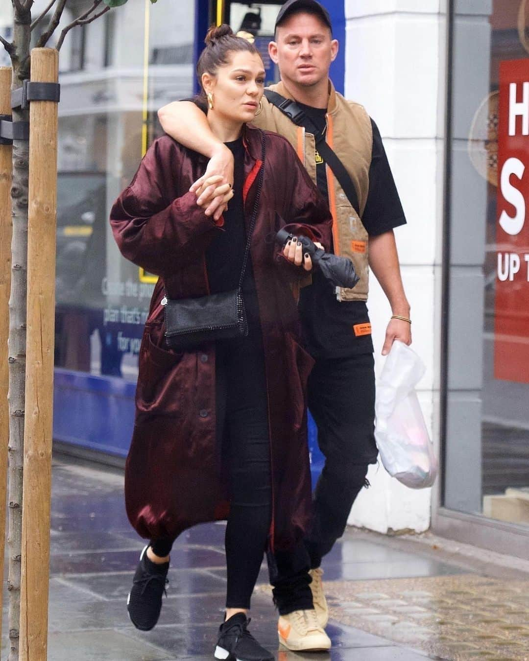 Just Jaredさんのインスタグラム写真 - (Just JaredInstagram)「@jessiej and @channingtatum display cute PDA while running errands together in rainy London. #JessieJ #ChanningTatum Photo: Backgrid」6月21日 23時44分 - justjared