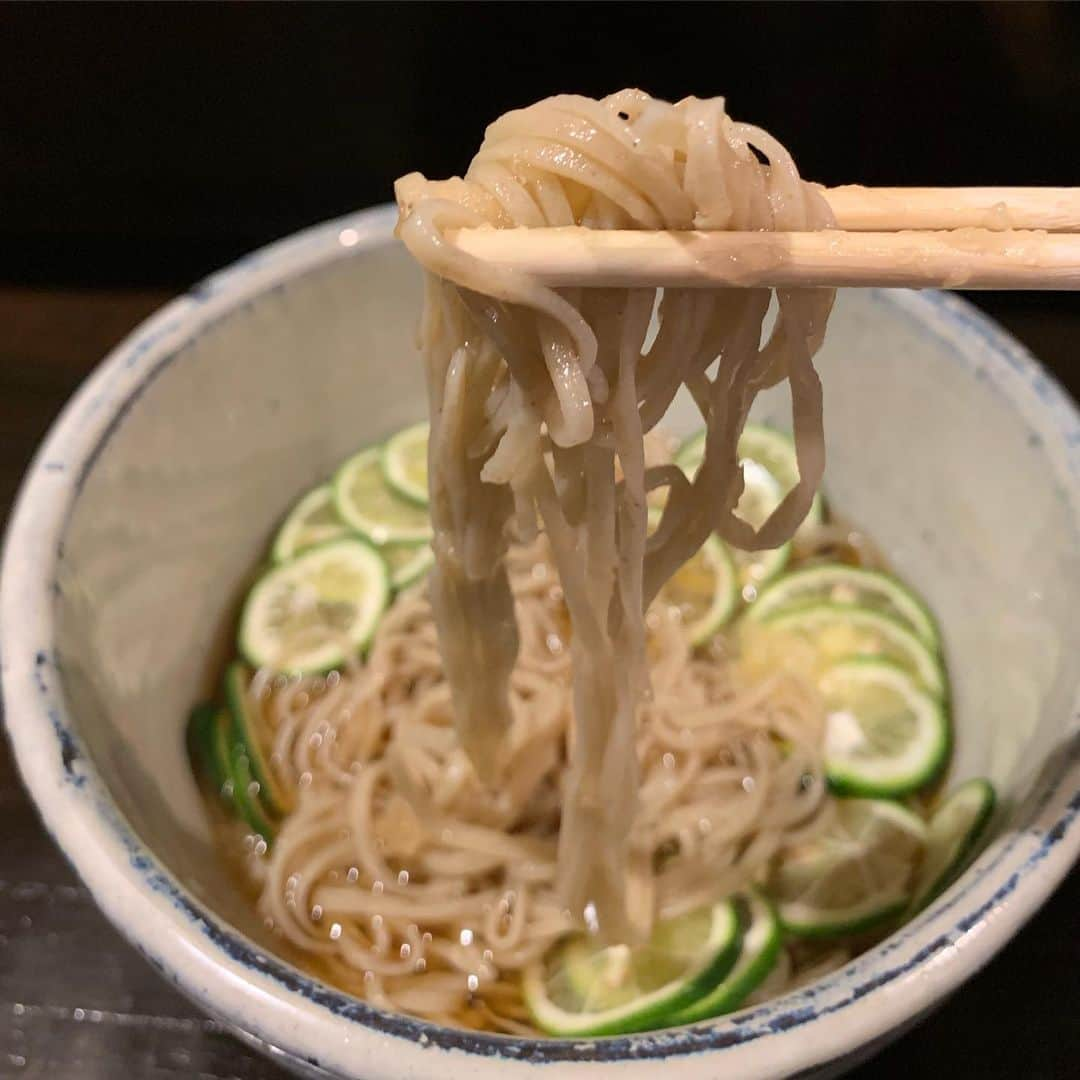 くろさんのインスタグラム写真 - (くろInstagram)「地元に帰ってきて🍶 〆にすだち蕎麦🥢旨し😋 #🍶 #日本酒 #作穂乃智 #手打ち蕎麦 #すだち蕎麦 #いい具合に #酔っぱらい」6月21日 23時44分 - m6bmw