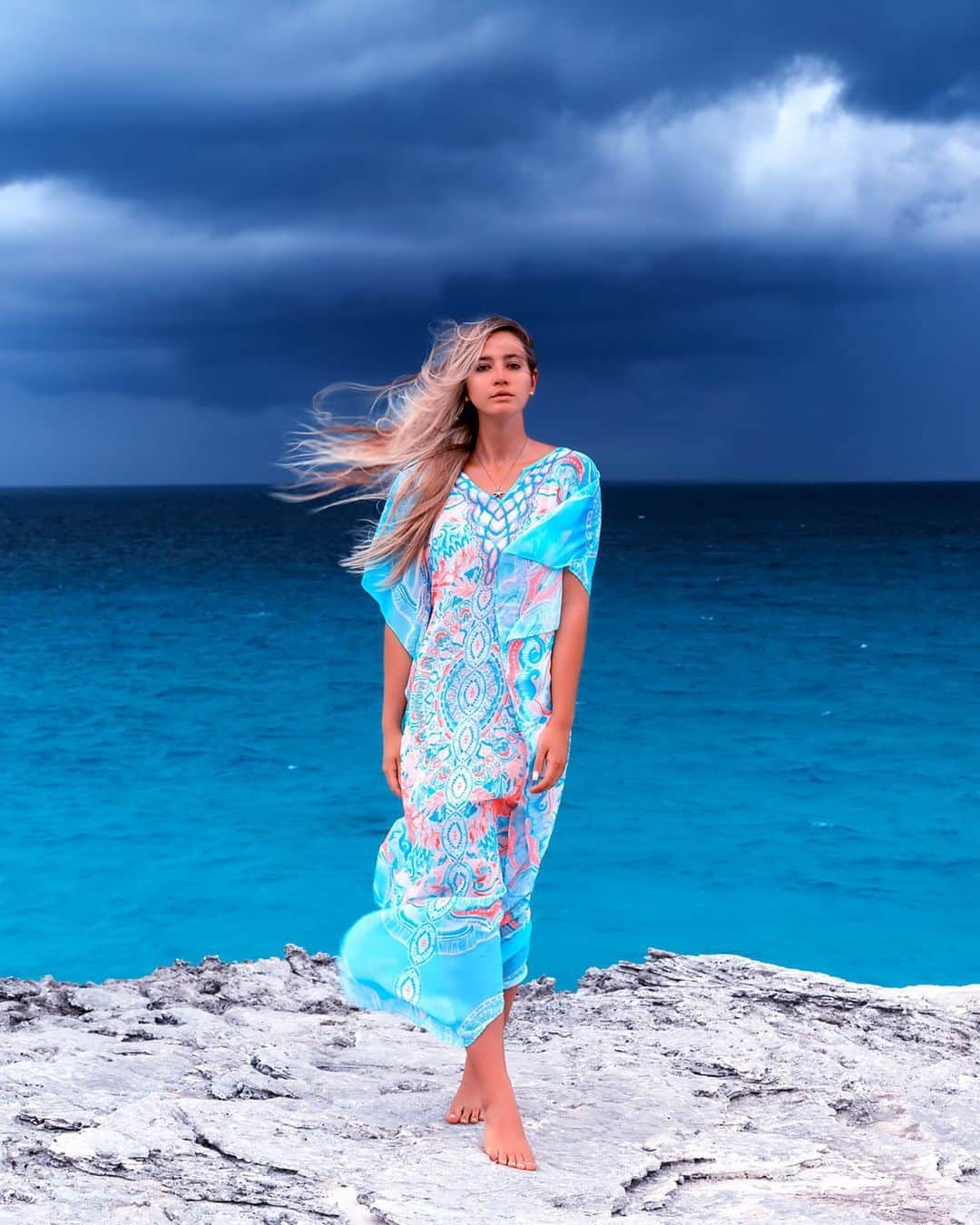 のインスタグラム：「Rain or shine, @lillypulitzer always brightens my day 😄☀️⛈ Today is the first day of summer, and national wear your Lilly day! 😍 #NWYLD #SummerInLilly」