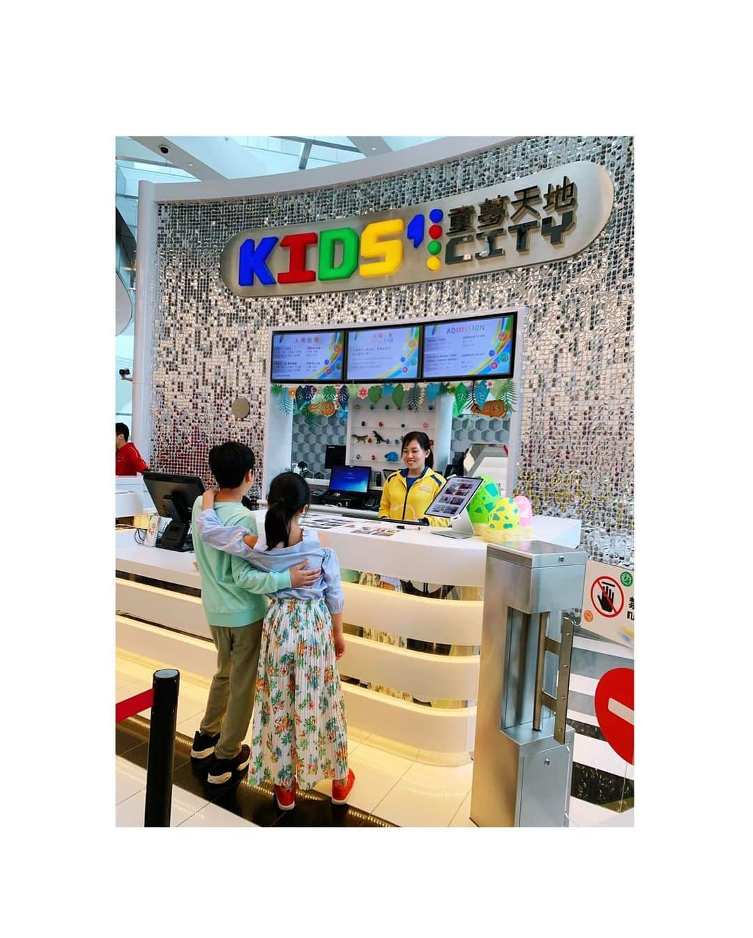 住谷杏奈さんのインスタグラム写真 - (住谷杏奈Instagram)「･ 🤑🇲🇴🎰💰💸 ･ ･ #🇲🇴#Macau#澳門 #venetianhotel #kidscity ←子連れには神！←長袖長ズボン靴下マスト！ ↑持ってきてなかったらvenetianのZARAで購入！ #CITYOFDREAM」6月21日 23時47分 - annasumitani