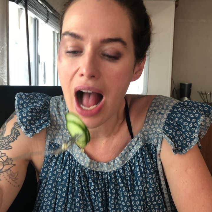 レナ・ヘディのインスタグラム：「Help Veronica find love in her lunch break. Stellar camera work @jackmcmorran #longlunchbreak #gunpowdermilkshake」