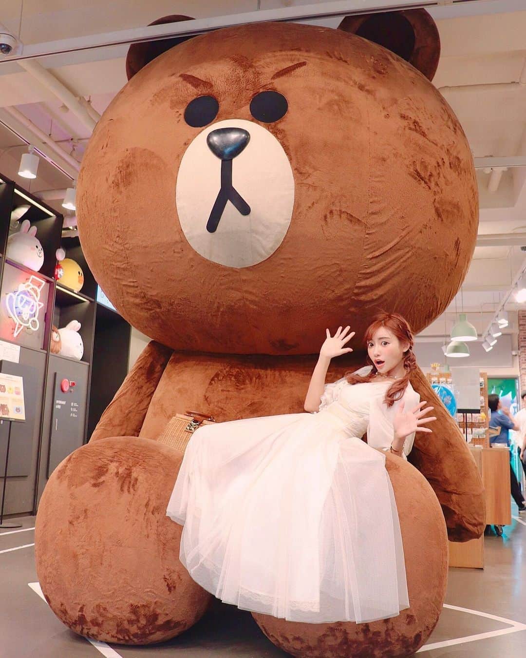 明日花キララのインスタグラム：「お友だち🧸❤︎ #ブラウン #친구」