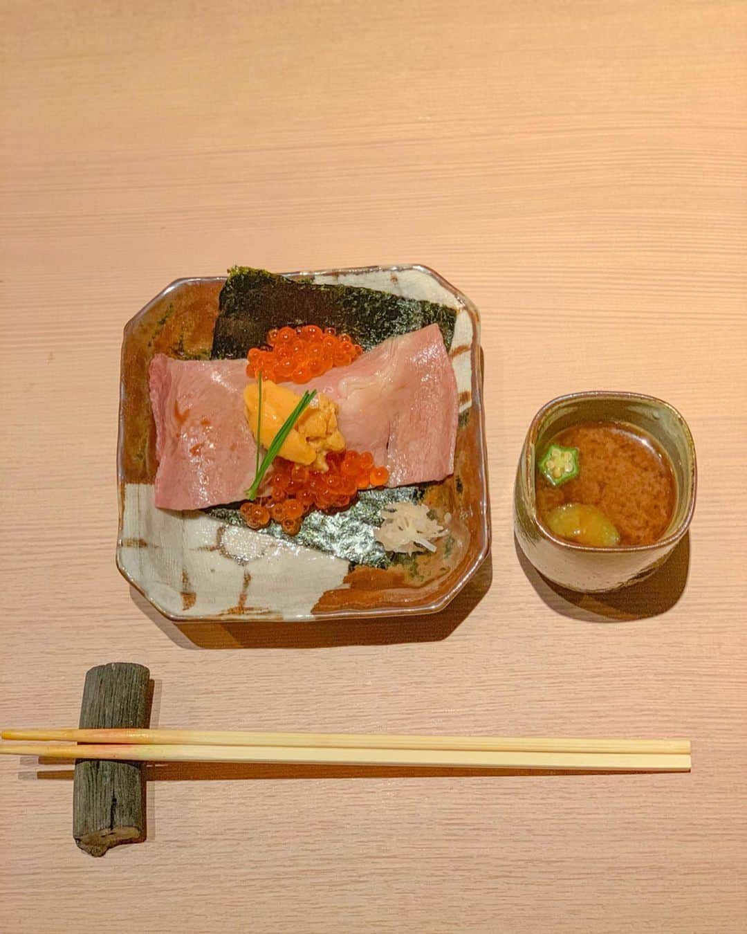 和希詩織さんのインスタグラム写真 - (和希詩織Instagram)「🥩🥩🥩#omotesando #yakiniku . . 魚卵の中でいくら、ウニ。大好物💕 肉に目がないゴリゴリの#肉食系女子 として贅沢な幸せタイム🥩🤤💕 和牛リブロースのにぎり　雲丹とこぼれいくら🙆‍♀️ . . この全てを兼ね備えた肉寿司も食べられる和スタイルな焼肉屋さん👇 . . . 【日本焼肉はせ川 】✨行ってきたよ🙆‍♀️ 銀座から春に2店舗目の表参道店 店内の綺麗さとお肉の質の良さ贅沢な時間🤤💕 『伊勢～いせ～　特別コース』でとびっきりのお肉たちとご対面して幸せ〜🥺❤️ . . 三大和牛の食べ比べ。。 お肉の柔らかさがもうすでに違う👏スゴイ 肉の脂の甘みとタレがまたオシャレで塩でも楽しめて口の中でとろける🤤💕 . . 和牛の蕎麦じたて‼️ 麺が和牛👏天才な味❗️ さっぱりとミョウガが香る🤤💕 . . . ✅実はランチがお得らしい🤭❤️ 休日限定のランチメニューで 黒毛和牛をリーズナブルな価格で食べることができるみたい🥩 ランチ狙い目やん👀💖 . .  都内各店で修行を積んだ職人が手がける日本料理🇯🇵と 黒毛和牛や近江牛の焼肉🥩を一緒に楽しめる新しい焼肉屋さんに出会えたよ💘 . . . 日本三大和牛を贅沢に食べ比べるコース 👇 【吸い物】季節野菜のすり流し 【先付】日替わり旬の三品 【お造り】旬のお造り 【冷野菜】はせ川厳選　早採り野菜のサラダ 【お肉】黒毛和牛黒タン元　厚切り 　黒毛和牛ハラミ 　神戸牛希少部位 　松坂牛希少部位 【海鮮】旬の海の幸 【進め肴】冷製和牛のそば仕立て 【温物】旬の一品 【お肉】近江牛シャトーブリアン　贅沢トリュフ掛け 黒毛和牛サーロイン　網焼きすき 【お食事】和牛リブロースのにぎり　雲丹とこぼれいくら 【椀物】赤出汁 【デザート】プレミアムアイスクリーム . . . . . . . #日本焼肉はせ川 #肉食系#肉寿司 #肉好きな人と繋がりたい  #焼肉#日本料理#和スタイル焼肉#肉肉肉」6月21日 23時55分 - kazukishiori