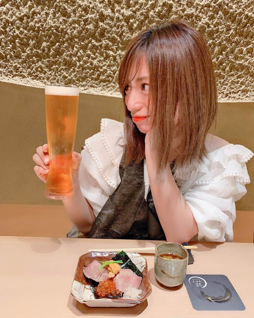 和希詩織さんのインスタグラム写真 - (和希詩織Instagram)「🥩🥩🥩#omotesando #yakiniku . . 魚卵の中でいくら、ウニ。大好物💕 肉に目がないゴリゴリの#肉食系女子 として贅沢な幸せタイム🥩🤤💕 和牛リブロースのにぎり　雲丹とこぼれいくら🙆‍♀️ . . この全てを兼ね備えた肉寿司も食べられる和スタイルな焼肉屋さん👇 . . . 【日本焼肉はせ川 】✨行ってきたよ🙆‍♀️ 銀座から春に2店舗目の表参道店 店内の綺麗さとお肉の質の良さ贅沢な時間🤤💕 『伊勢～いせ～　特別コース』でとびっきりのお肉たちとご対面して幸せ〜🥺❤️ . . 三大和牛の食べ比べ。。 お肉の柔らかさがもうすでに違う👏スゴイ 肉の脂の甘みとタレがまたオシャレで塩でも楽しめて口の中でとろける🤤💕 . . 和牛の蕎麦じたて‼️ 麺が和牛👏天才な味❗️ さっぱりとミョウガが香る🤤💕 . . . ✅実はランチがお得らしい🤭❤️ 休日限定のランチメニューで 黒毛和牛をリーズナブルな価格で食べることができるみたい🥩 ランチ狙い目やん👀💖 . .  都内各店で修行を積んだ職人が手がける日本料理🇯🇵と 黒毛和牛や近江牛の焼肉🥩を一緒に楽しめる新しい焼肉屋さんに出会えたよ💘 . . . 日本三大和牛を贅沢に食べ比べるコース 👇 【吸い物】季節野菜のすり流し 【先付】日替わり旬の三品 【お造り】旬のお造り 【冷野菜】はせ川厳選　早採り野菜のサラダ 【お肉】黒毛和牛黒タン元　厚切り 　黒毛和牛ハラミ 　神戸牛希少部位 　松坂牛希少部位 【海鮮】旬の海の幸 【進め肴】冷製和牛のそば仕立て 【温物】旬の一品 【お肉】近江牛シャトーブリアン　贅沢トリュフ掛け 黒毛和牛サーロイン　網焼きすき 【お食事】和牛リブロースのにぎり　雲丹とこぼれいくら 【椀物】赤出汁 【デザート】プレミアムアイスクリーム . . . . . . . #日本焼肉はせ川 #肉食系#肉寿司 #肉好きな人と繋がりたい  #焼肉#日本料理#和スタイル焼肉#肉肉肉」6月21日 23時55分 - kazukishiori