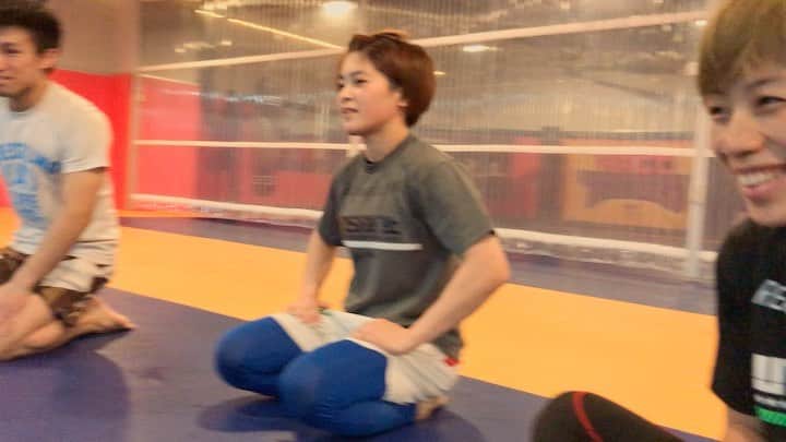 のインスタグラム：「AACC大森 MMA 基本から応用までしっかりじっくり先輩たちがアドバイスします😊 先輩たち頼もしい☝🏻 いつもありがとう👍🏻 AACC Omori team, everyone like Martial arts :) #aacc #aaccmma #aacc大森 #grappling #catchwrestling #nogi #無料体験できます #aacc楽しいですよー #生徒募集中 #仲間募集中  #aacc女子部 #レスリング #キャッチレスリング #総合格闘技 #女子格闘技 #femalefighter #jiujitsu #柔術 #格闘技やるならAACC #女子MMAならAACC #ココロとカラダを強くする #仲間 #team #習い事ならaacc」