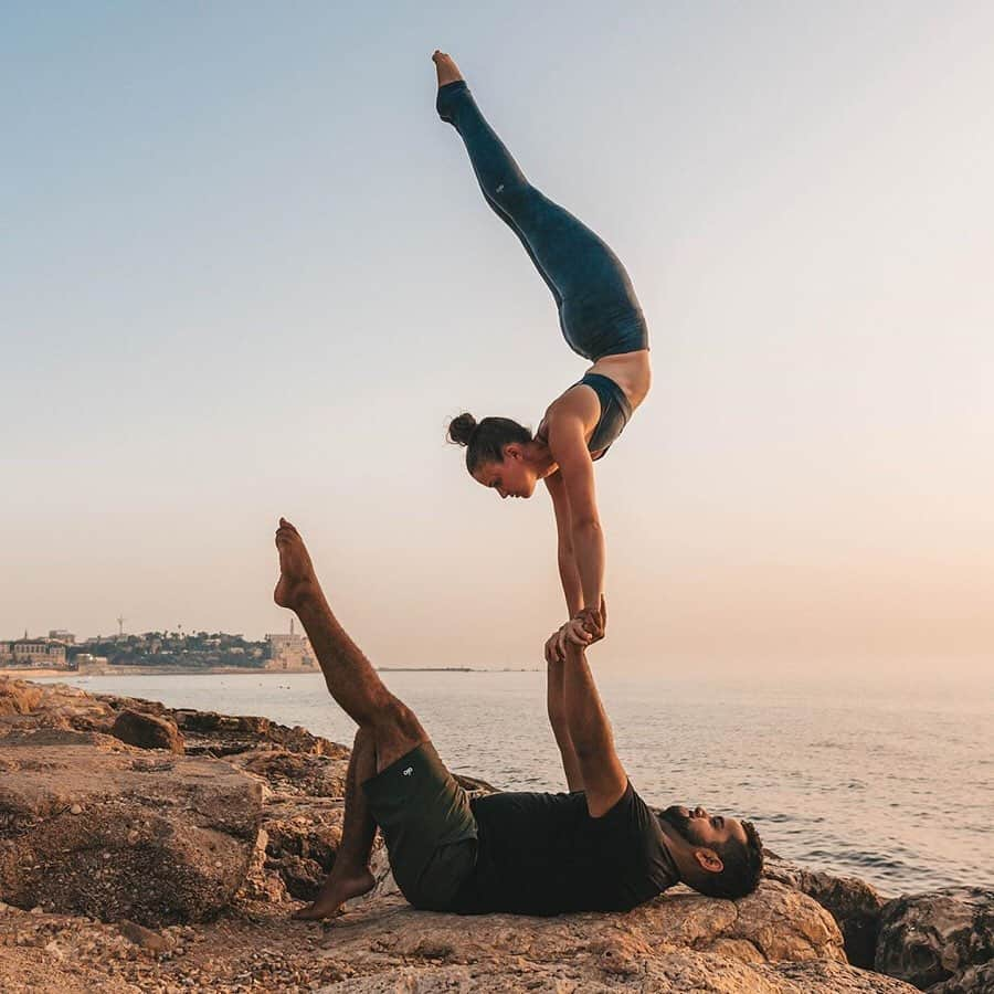 ALO Yogaさんのインスタグラム写真 - (ALO YogaInstagram)「🧘‍♀️HAPPY INTERNATIONAL YOGA DAY🧘‍♂️ At Alo, we believe in bringing yoga & mindfulness to the world — it’s something we work toward every single day ✨ Each one of you is not only part of this mission, but part our family. Thank you for being our community, our warriors, our friends 🙏 We are so inspired by you ❤️ Join us for a mega-awesome LIVE INSTA CLASS from 12-1pm PST on @aloyoga to celebrate! GIVEAWAY CLOSED! Thank you to everyone who participated💕 ❤️ And, as a gift to you on this International Yoga Day, we are doing a super-special ⚡️GIVEAWAY⚡️ You have the chance to win: 1. A one-year UNLIMITED membership to one of our studios 2. A six-month @alo.moves membership  3. A must-have Alo set! ✨ HERE’S HOW TO ENTER! 1. Follow us on Instagram 🙌 2. Like & comment on this post & tag two friends 👯‍♀️ ✨ A winner will be selected on June 28th 🙏」6月21日 23時56分 - aloyoga