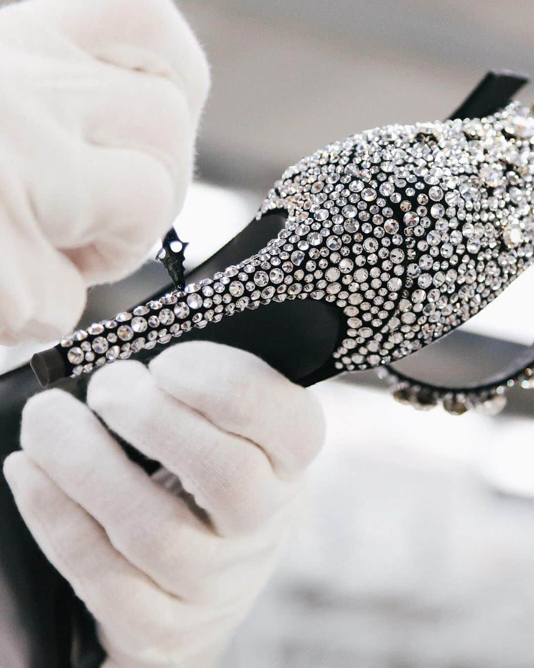 Giuseppe Zanotti Designさんのインスタグラム写真 - (Giuseppe Zanotti DesignInstagram)「A world of razzle dazzle right at your feet. The NEYLA is an exquisitely crafted stiletto sandal, featuring a striking high-back artfully covered in different cuts of crystals. #GZCraft #GiuseppeZanotti #GZFW19」6月21日 23時57分 - giuseppezanotti