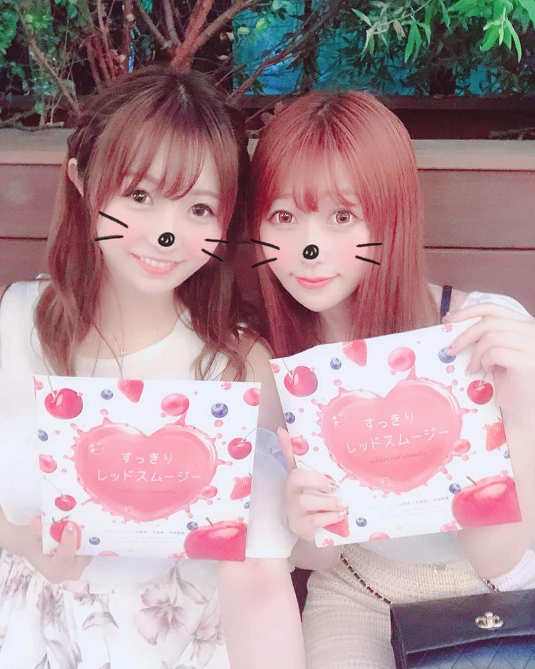 新矢皐月さんのインスタグラム写真 - (新矢皐月Instagram)「♡ ♡ --------------------------- 🍷#shirojiru パーティー --------------------------- . 昨日はまありさんと SHIROJIRUレセプションパーティーへ✨ . . ドレスコードは白！ . 射的とかヨーヨーとかあって お祭りっぽくて☺️ . . トークショーには #前田希美 さん #わたなべ麻衣 さん #野崎萌香 さん みんなすっごく綺麗で、 . #夢屋まさる さんのパンケーキ食べたい🥞もみれて . #ローランド様 の名言も聞けて #ざわちん さんのローランド様メイクも見れて 楽しかったー！ . . お土産も #shirojiru  #kurojiru  #アイシングクッキー  #すっきりレッドスムージー （射的で当てた） たくさんいただいたので ちょっとずつ試してみたいと思います✨ . .  みなさんは 青汁とかスムージーとか飲む？ . . #レセプションパーティー #白汁  #甘酒ダイエット #fabius  #青汁ダイエット #黒汁  #japan #渋谷 #原宿 #表参道 #japanesegirl #followforfollowback #f #followbackalways #followmeto  #フォロー歓迎 #フォロー募集中 #ダイエット食事」6月22日 0時09分 - araya_satsuki