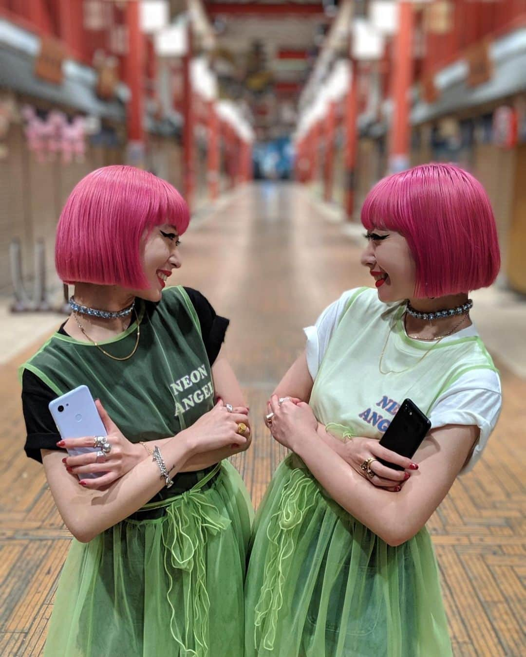 AMIさんのインスタグラム写真 - (AMIInstagram)「smile twins👯 ❤️ googlepixelの夜景モード本当に綺麗🥺💖 #pixelで撮影 #夜景モード」6月22日 0時01分 - amixxamiaya