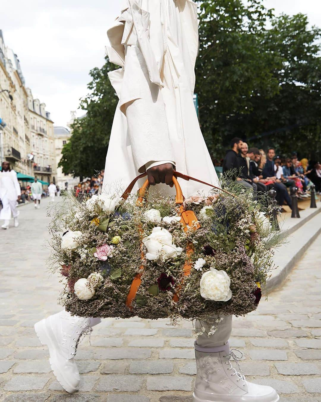 ルイ・ヴィトンさんのインスタグラム写真 - (ルイ・ヴィトンInstagram)「#LVMenSS20  Florals and folds. Spring flowers adorn a Keepall and pleated Monogram canvas form a Sac Plat Plus from #VirgilAbloh’s latest #LouisVuitton collection. Watch the show now at louisvuitton.com」6月22日 0時02分 - louisvuitton