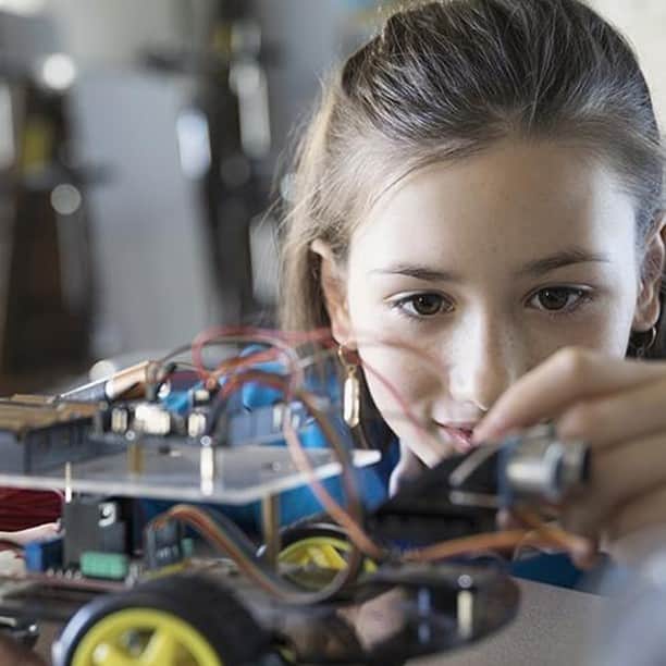 のインスタグラム：「What are YOU doing this summer? You could be learning to code, explore microbes and meet inspiring scientists in the field. Read how STEM camps — whether they’re day camps or sleepaway camps — can spark a lifelong interest in science and technology, all while giving girls from different backgrounds the chance to make friends and share new experiences. "A sense of community is key to helping girls succeed in an increasingly tech-dominated world, and that community can begin at summer camp," says Tom Rosenberg, CEO of @ACAcamps: [link in bio] #STEM #camp #summer #girls」