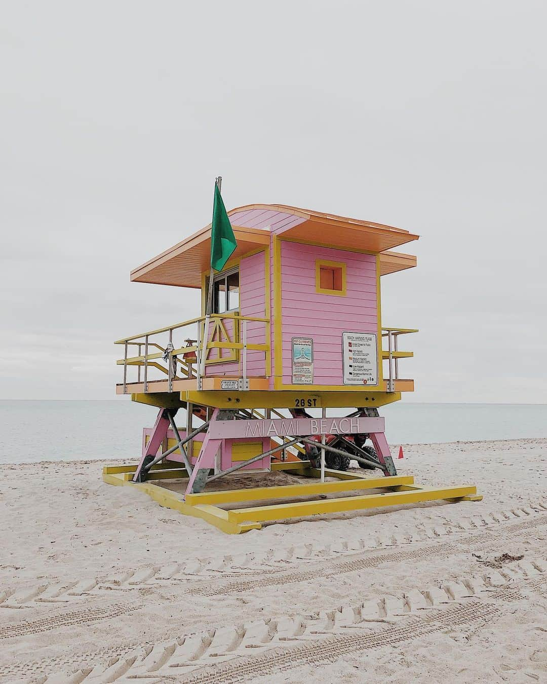 ケイト・スペードさんのインスタグラム写真 - (ケイト・スペードInstagram)「not our lifeguard stand but it SHOULD be. 📸 @sophiecarpenter #firstdayofsummer #katespade #loveinspades」6月22日 0時04分 - katespadeny