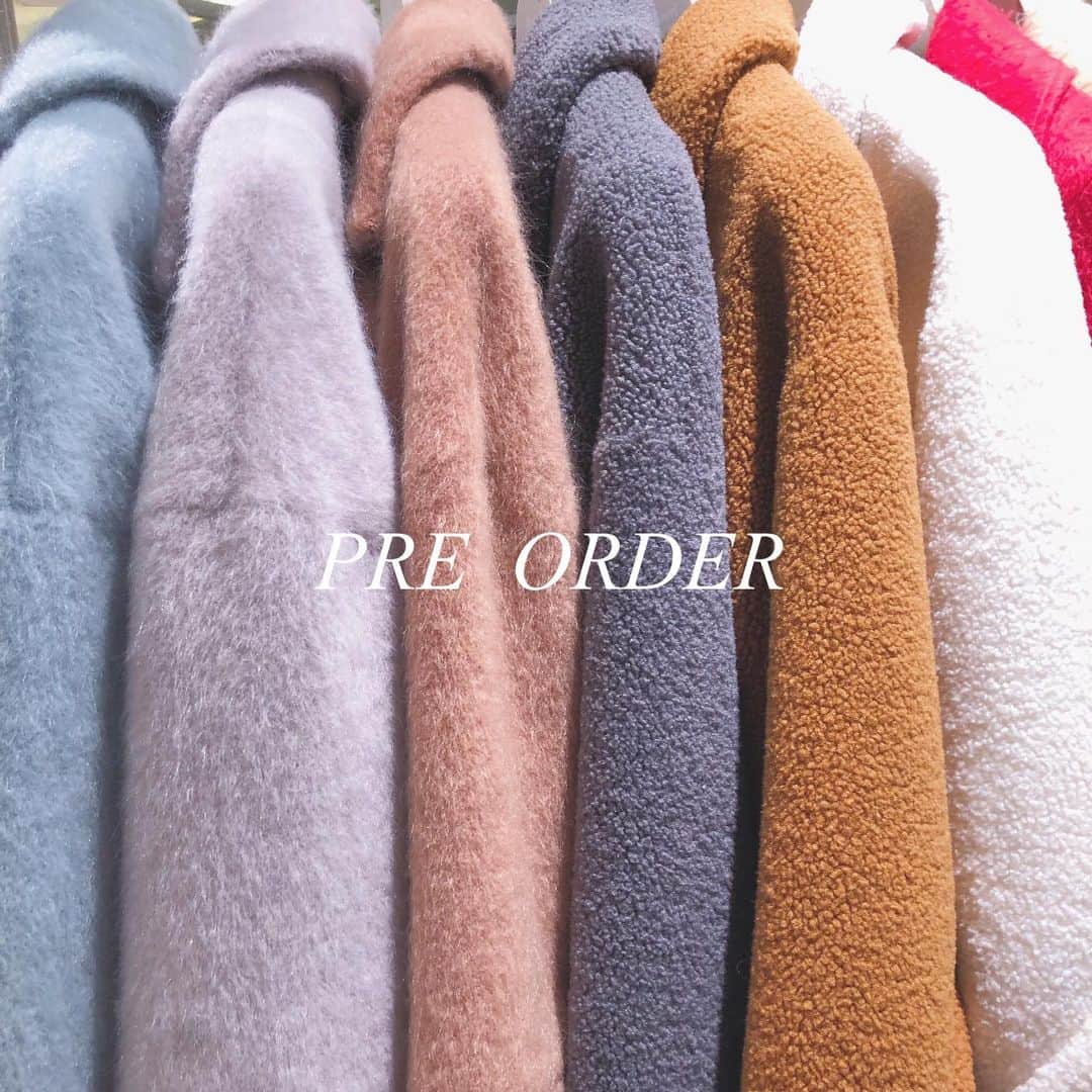 のインスタグラム：「. 【PRE  ORDER】 . 6/22(土)～6/24(月)の3日間、新宿店にて AmeriVINTAGE 2019AWの 第2回先行受注会を開催致します。 . 当日はサンプルもご用意致します。 ご用意しているサンプルと、 受注できる商品は全店舗同じものとなります。 (サンプルは全てのご用意ではなく カラー、サイズによってはサンプルのご用意がない商品も ございますので、ご了承お願い致します。) . もちろんご試着も可能なので この機会にぜひご覧になってください。 ⚠️ご予約のキャンセルは一切不可となっておりますので ご了承お願い致します。 . また、商品が到着次第ご連絡いたします。 お受け取りは商品到着後1週間以内となっております。 お受け取りの際にお支払いとなりますが、 先行受注会の際に1商品につき内金として 税込み¥1,080を頂戴しておりますので、 先行受注会当日はお支払いのご用意をお願いしております。 (2点ご予約ですと内金でいただくのは¥2,160となります) また、商品到着後1商品につき 税込み¥1,080値引きさせて頂き、 残りの金額をお支払いとなります。 . さらに各店舗で先行予約をして頂いたお客様に お得な特典もございます。 . ⚠️代官山店でご予約された方は代官山受取り、 新宿店でご予約された方は新宿受取り、 心斎橋店でご予約された方は心斎橋店での受取り となっておりますので、ご注意下さい。 (代官山店で先行予約されても新宿受け取りは出来ません。) . . －先行予約特典－ . ▪︎お支払いの際に先行予約商品の5％分のポイントを付与。 10月以降の増税後の受け取り商品に関しては 7％分のポイント付与となります！ (付与されたポイントは次回からご利用いただけます。) ⚠️お支払い時に他のフェアなど (例:ルミネカード10%OFF)と被っている場合は 5％分ポイント付与は不可となっております。 . . 【お知らせ】 また、今回の先行受注会もTERMINAL ORDER というアプリをご利用いただきます。 お手数ではございますが、事前にダウンロードいただき ご来店いただきますようお願いいたします。 . 先行受注会は予約制ではなく ご来店頂いた皆様可能となります💓 インスタグラムでもお問い合わせが多い商品が 多数先行予約可能となっておりますので、 発売後すぐに完売が予想される商品も 確実に手に入るチャンスです！！ . また予約商品は数に限りがある商品もございますので お早目のご来店をお勧めいたします。 . 皆様のご来店是非お待ちしております✨ . . ＜新宿店＞ ●開催日時：6/22(土)～6/24(月) 平日 11：00～21：30 土日祝 10：30～21：30 場所：〒160-0022 東京都新宿区新宿3-38-2 ルミネ新宿ルミネ2-2F . #ameri #amerivintage #preorder #autumn #winter #aw #shinjuku #lumine2」