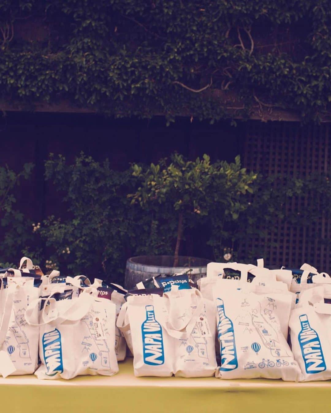 マップトートさんのインスタグラム写真 - (マップトートInstagram)「Goodie bags filled and ready to greet guests! We love how @favorcustomgifts created these welcome bags with our Napa Valley totes. Swipe to see some more details 🍷 . . . . . #maptote #madeinusa #madeinbrooklyn #napavalley #napavalleyweddings #californiaweddings #weddingwelcomebags #napawedding」6月22日 0時13分 - maptote