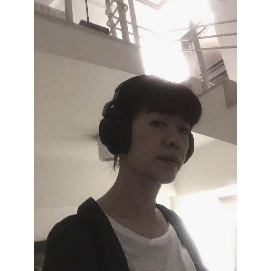 MICHIRUさんのインスタグラム写真 - (MICHIRUInstagram)「@jabra ワイヤレスのノイズキャンセリングヘッドホンが本日大活躍〜☺️ . 色々が重なって久しぶりに寝ないでお仕事へ行く事に😭 伊東までのロケバスの中で行きも帰りも爆睡できるようにこちらを持参💤 完璧にこのヘッドホンで自分の世界に入れます。 曲はソルフェジオの周波数の528Hz、4096Hzとかのヒーリングミュージックやマントラとかかなりマニアックなものを♪ 爆睡できる上に細胞を修復してくれるとか笑。 . このAI搭載のノイズキャンセルヘッドホン電源ボタンが付いてなくて装着すると自動的にonする仕組み。 サウンドを周囲の環境に合わせて自動的にノイズキャンセリングしてくれます。 周囲の音をどの程度聞こえるようにするか調整も可能です。 例えば電車の中、混雑した場所、飛行機などノイズが気になる所とか集中したい時とか色々使えそう😊👍 . #ノイズキャンセリング 　#ノイキャン #ワイヤレスノイズキャンセリングヘッドホン　#Jabra #jabraElite85h @jabra」6月22日 0時16分 - barbiemichiru