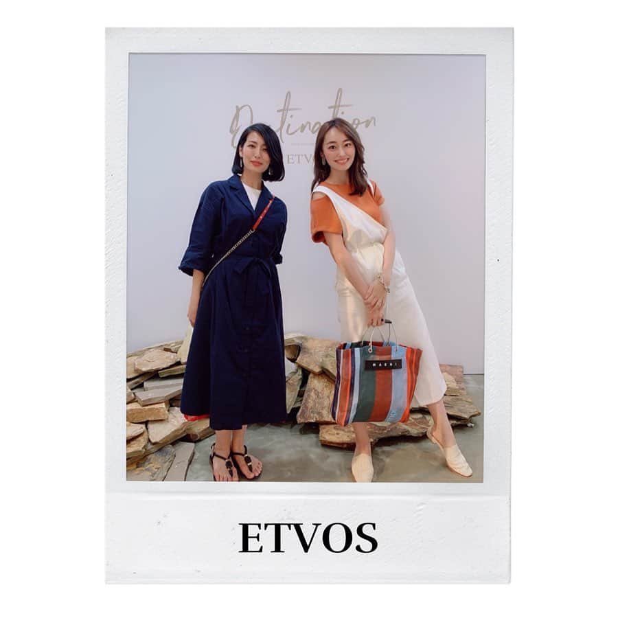 小祝麻里亜のインスタグラム：「【ETVOS 2019A/W Collection】 ． 1枚目はプレスのティシュキンさんと、毎度恒例になりつつある2ショット🥳美人かつ気配りも💯の敏腕広報さんです✨✨ ． 秋冬の新作コレクションは新アイテムも登場していて、見所たくさんっ。 ． ミネラルクラッシィシャドーは、2つの限定パレット🎨どちらも絶妙なカラーリングで、捨て色なし🌹🌹 それと… ． 新アイテムのミネラルクレヨンルージュIは、塗りやすさ◎潤いも◎3色とも、どタイプでした💘 ． どちらのアイテムもタッチアップしてもらったのが、2枚目の動画。5倍速の音無しです。笑 通常の音ありは、ひっそりフィードにでないように、IGTVにアップしました😂😂 ． 新アイテムのアイライナーはお湯でオフできるけど、全然落ちなく、でも炭配合で色素沈着も心配も無し。しかも描きやすい！と文句の付け所もなくって、毎度素晴らしいETVOSさんの新作コスメでした💄流石です！ ． 限定アイテムも多いので、8月21日の発売日は急がないと〜🏃‍♀️ ． ． ＿＿＿＿＿＿＿＿＿ #makeup#cosme#beauty #ETVOS #2019aw #lips #eyeshadow #秋冬メイク #メイク#メイクアップ #カラーメイク #新作コスメ#エトヴォス ＃アイシャドウ #クレヨンリップ #コスメ #メイクプロセス #メイク動画 #셀스타그램#셀카 #셀피 #화장품 #뷰티스타그램」