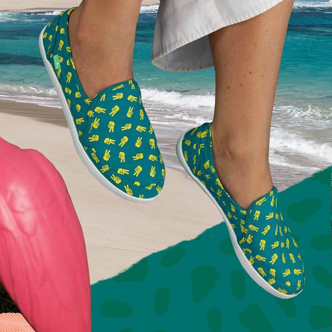 サヌークさんのインスタグラム写真 - (サヌークInstagram)「Summer in Pair O Dice! We’re kickin’ off summer with a trio of limited-edition Pair O Dice Prints. Available exclusively on Sanuk.com. 🍍✌️ #SanukPairODice #Sanuk #SmilePassItOn」6月22日 0時26分 - sanuk