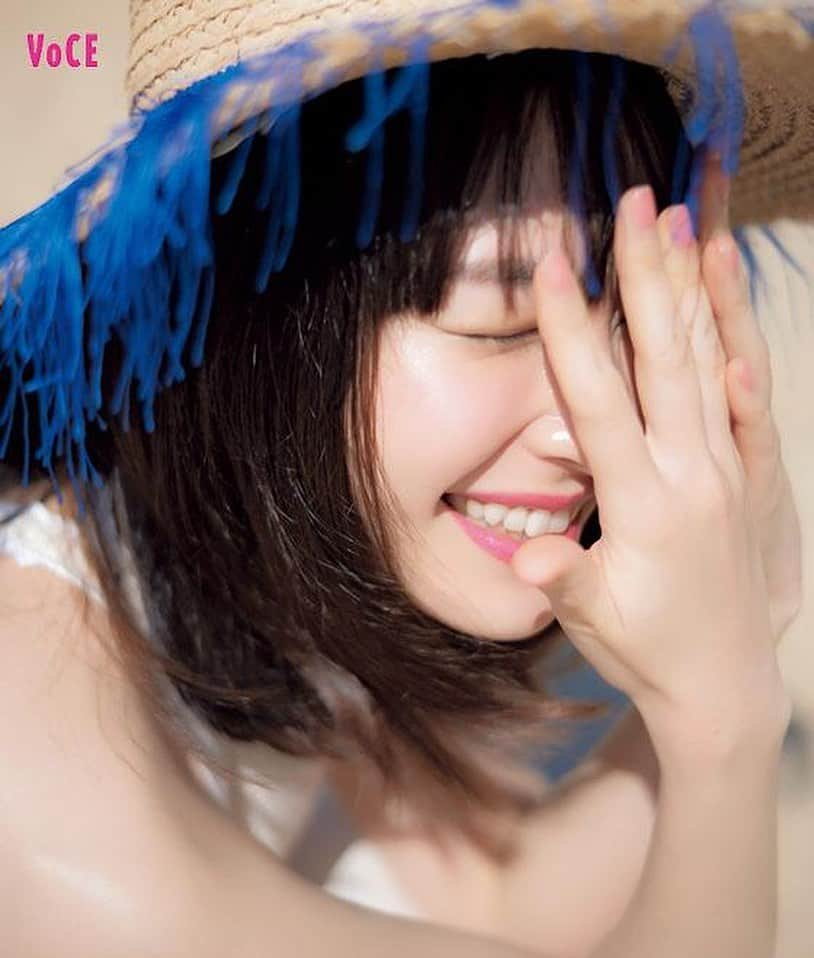 新垣結衣　ファンアカウントさんのインスタグラム写真 - (新垣結衣　ファンアカウントInstagram)「【雑誌】VoCE 8月号🏖 #新垣結衣 #ガッキー #新垣結衣好きな人と繋がりたい #かわゆい #かわ結衣 #ガッキーかわいい #新垣結衣かわいい #がっきー #レプロ #女優 #日本 #aragakiyui #yuiaragaki #gakki #gakky #vocemagazine #voce付録」6月22日 0時22分 - yuigakki0611_