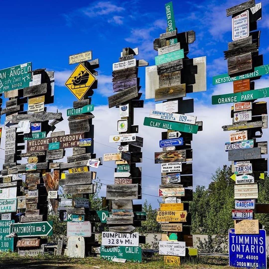 Explore Canadaさんのインスタグラム写真 - (Explore CanadaInstagram)「77,000 signs and counting - welcome to the Sign Post Forest! Travellers from around the world have been visiting this landmark since it was created in 1942, bringing a sign from their hometown to add to the collection. Have a sign to donate? Plan a visit to Watson Lake just north of the border between British Columbia and the Yukon. #ExploreCanada 📷: @voyagesofmine & @wander0rwonder 📍: @travelyukon . #exploreyukon #signpostforest #yukon #watsonlake」6月22日 0時23分 - explorecanada