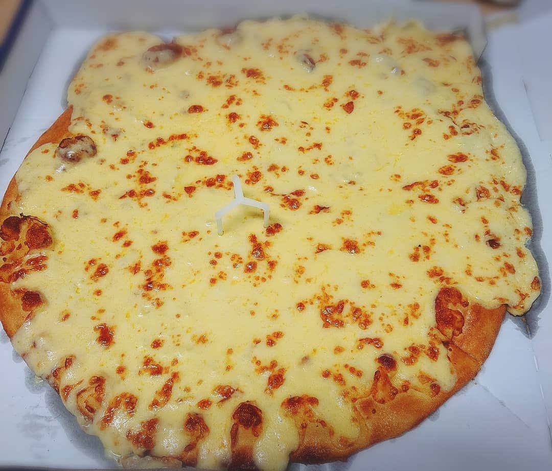 末野卓磨さんのインスタグラム写真 - (末野卓磨Instagram)「噂の一キロチーズが乗ってるやつ。  なんか、もう、チーズの塊食ってる感凄いww  美味しかった。  #チーズ #ピザ」6月22日 0時27分 - takuma_sueno