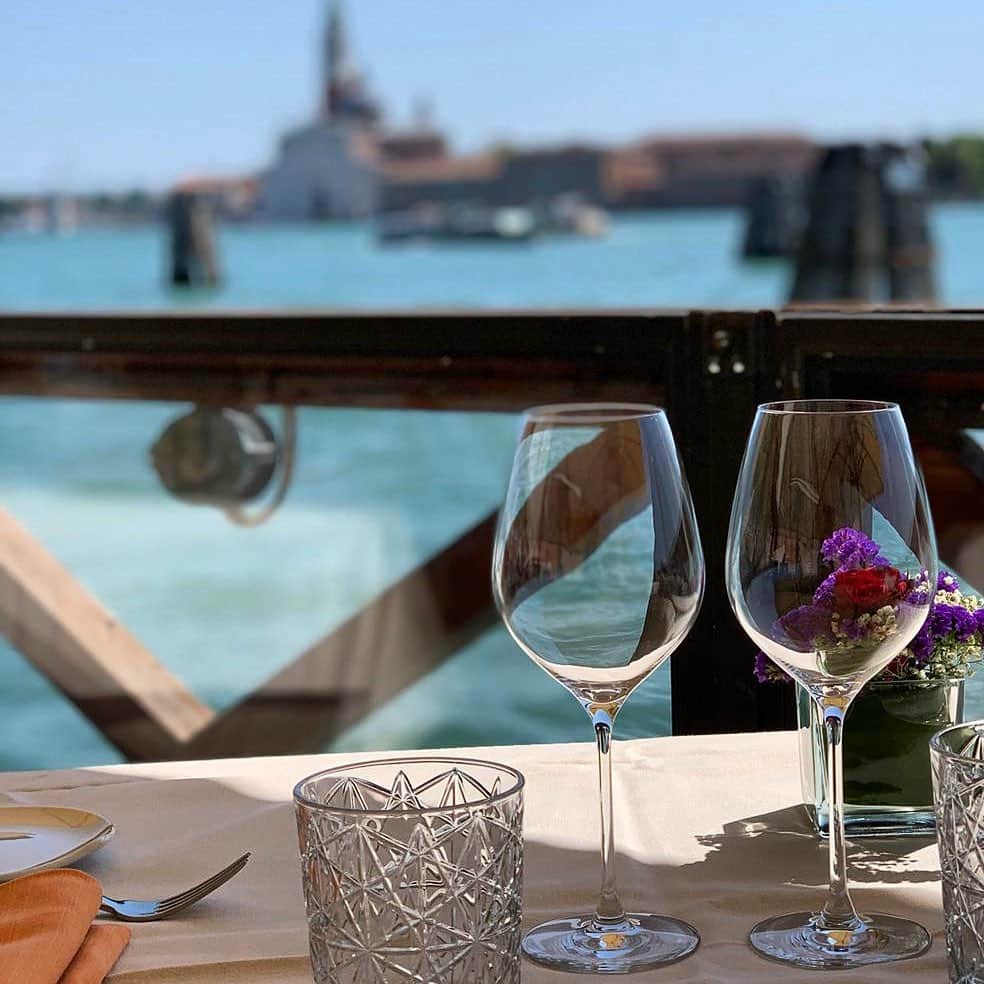 のインスタグラム：「Extraordinary harmony between the new Masterclass 50 and Venice!  This glass is perfect for enhancing the sensory approach of white wines, but also for appreciating particularly elegant and fresh reds. Cheers! 🍷 #italesse #design #glassware #tableware #masterclass #wine #wineglass #wineaccessories #winetasting #tasting #instawine #winelover #winegram #winetime #winelife #cheers #beautifullife #beautifulview #fridayfeeling #weekend #venice #italy」