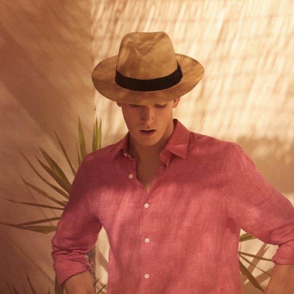 ギーブス&ホークスのインスタグラム：「Summer has finally arrived! These linen shirts are a staple for any warm weather wardrobe. Made from fine Italian linen with soft texture, they are ideal for relaxed weekend dressing in style」
