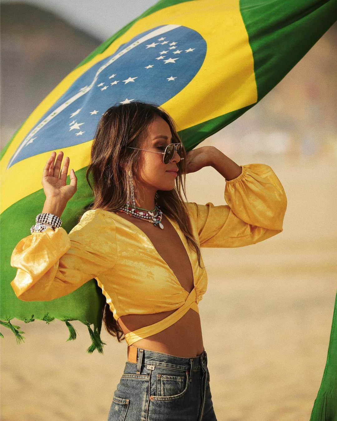 ジュリー・サリニャーナさんのインスタグラム写真 - (ジュリー・サリニャーナInstagram)「Viva Brazil 🇧🇷💛| wearing @camilacoelhocollection top avail @revolve #revolvearoundtheworld」6月22日 0時31分 - sincerelyjules
