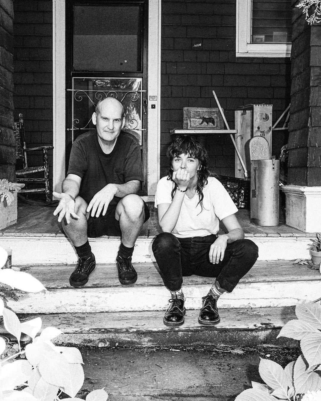 コートニー・バーネットのインスタグラム：「Cuppa tea with Ian at @dischordrecords ❤️ Photo by @poonehghana」