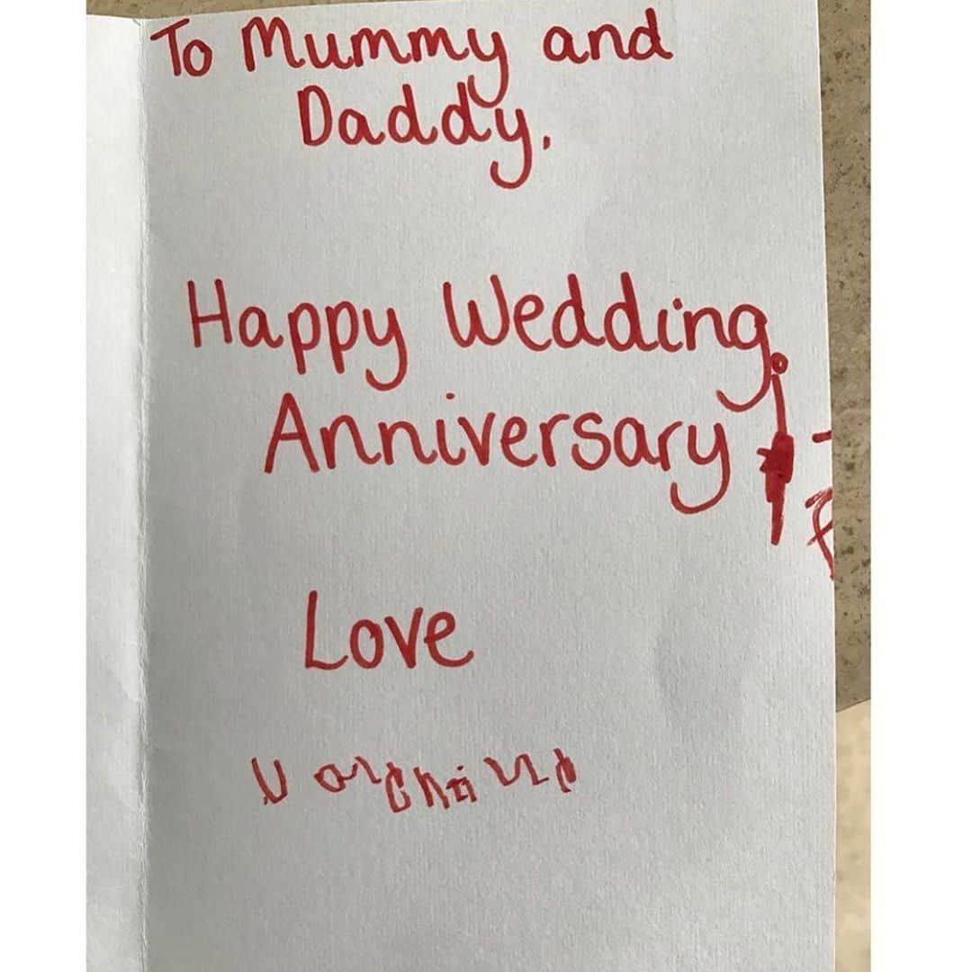 シャーロット・ティルベリーさんのインスタグラム写真 - (シャーロット・ティルベリーInstagram)「Thank you to my darling son Valentine for this lovely anniversary card, I particularly love his application of lipstick!💄 Happy Anniversary to my gorgeous husband @georgewaud, thank you for always making me laugh!!❤️💋🌟💫💞」6月22日 0時39分 - charlottetilbury