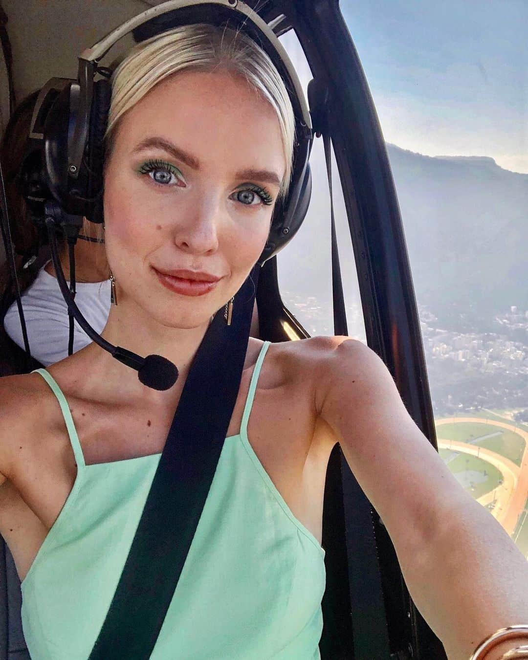 レオニー・ハンネさんのインスタグラム写真 - (レオニー・ハンネInstagram)「My fav experience in Rio was seeing this amazing city from above. 🚁 Anzeige/Ad @camilacoelhocollection @revolve @camilacoelho #Rio #Brazil」6月22日 0時40分 - leoniehanne