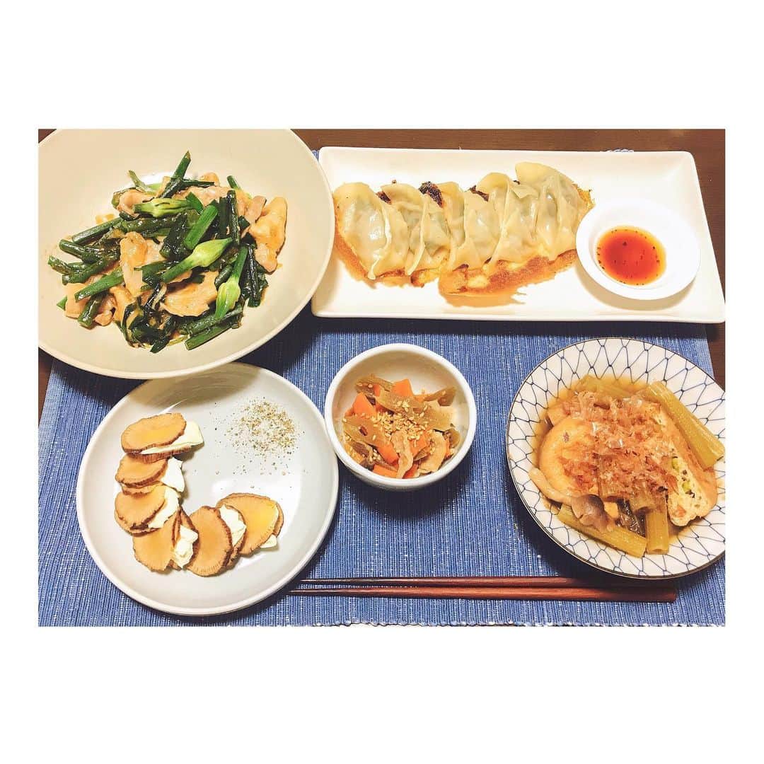 加藤侑紀のインスタグラム：「道の駅で買ったお野菜達を、おうちで頂くまでが旅😋 ・ニンニクの芽と豚肉炒め ・水菜餃子 ・ふきのきんぴら ・がんもとふきの煮物 ・いぶりがっこクリームチーズ ・ 當地菜市場買菜回來 家裡吃完才算旅遊結束😋 ・蒜花炒豬肉 ・水菜煎餃 ・炒山菜 ・燉山菜豆腐 ・秋田醃蘿蔔加奶油起司 ・ ・ #いぶりがっこ #東北旅 #ただいま #youki飯 #おうちごはん #日本家常菜 #日本菜 #飯テロ #献立 #台湾 #台灣 #日本 #ハーフ #混血兒 #女優 #演員 #actress #日本語 #日文 #中国語 #中文」