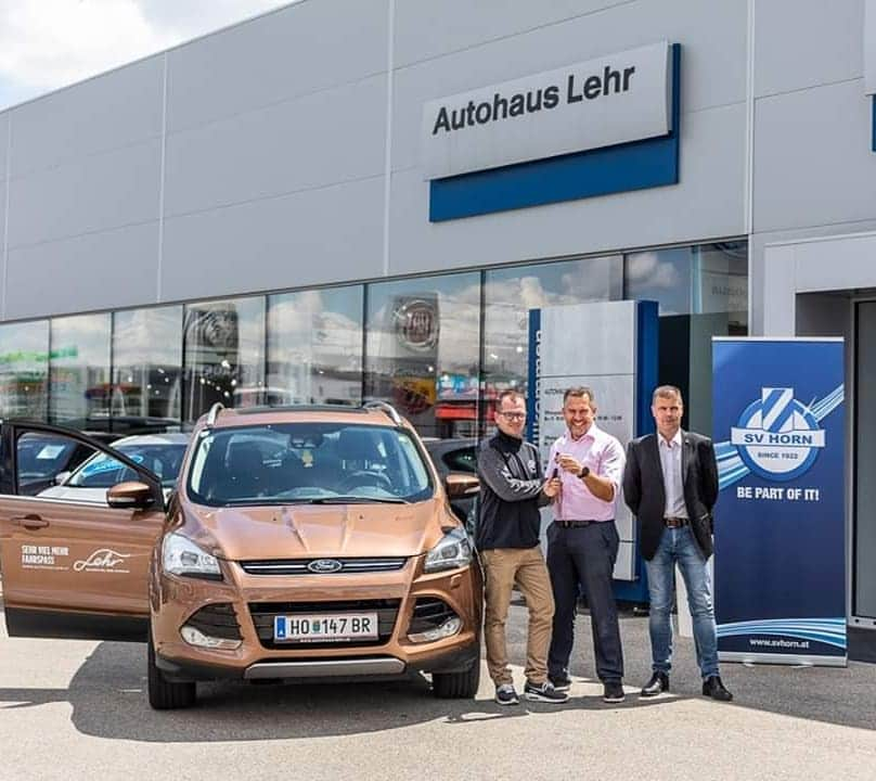 SVホルンさんのインスタグラム写真 - (SVホルンInstagram)「Unser Trainer Markus Karner "fährt ab auf LEHR" :-) Ein herzliches Dankeschön unserem langjährigen, engen Partner des SV Horn, Manfred Lehr und seinem Autohaus Lehr in Horn!  Am Foto von links nach rechts: Markus Karner, Manfred Lehr, Reinhard Vhynalek (Sportlicher Leiter des SV Horn); Foto: Autohaus Lehr」6月22日 0時47分 - svhorn1922