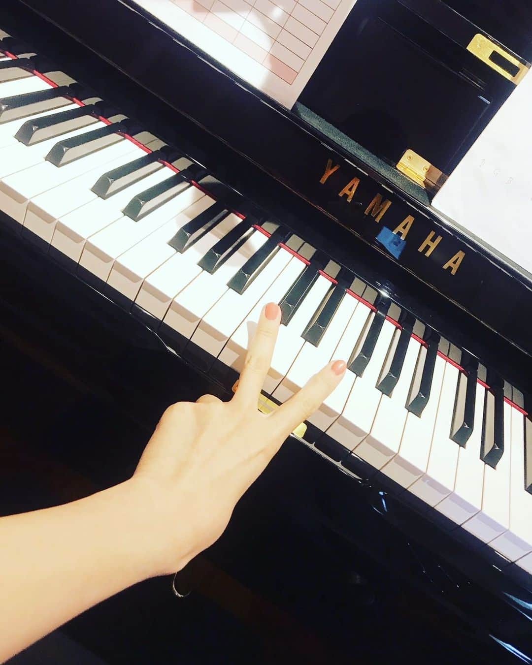 立石純子さんのインスタグラム写真 - (立石純子Instagram)「I love it!!!＊ #piano #yamaha #子供 の頃から #ずっと #3姉妹 #練習 #とりあい #笑 #弾き語り #ワンマン #あと #15日 #sing #singersongwriter #voice #fun」6月22日 0時48分 - junkokokotateishi