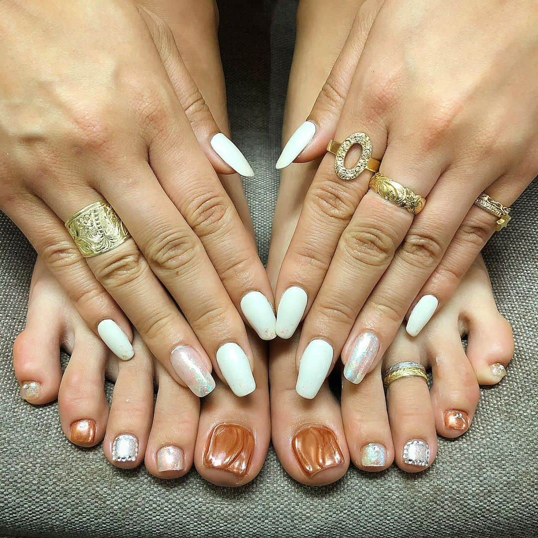 AIKAさんのインスタグラム写真 - (AIKAInstagram)「NEW NAIL💅🏼♥️ . 今回手はベースがアイボリーに 薬指だけクリアにキラキラ✨ . フットはオレンジぽいミラーに 3Dで模様つけたりラメいれたり ランダムにキラキラしてみた♡ . ネイル上手いだけじゃなくて いつも楽しい環境与えてくれる @baliage_bob だいちゅき❤ . . . #ネイル #nail #ミラーネイル #ラメネイル #新宿ネイルサロン #深夜営業ネイルサロン」6月22日 0時50分 - aika_honmono