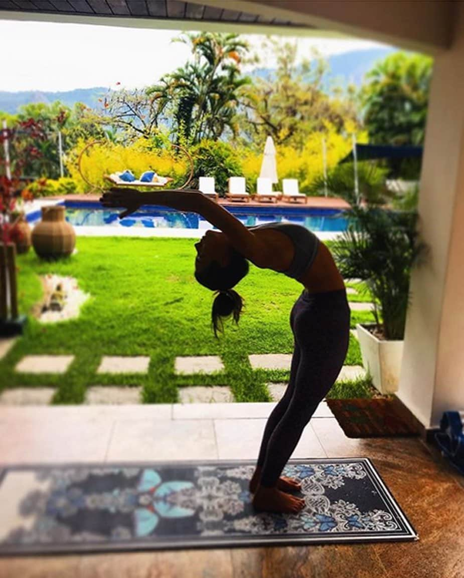 Isis Valverdeさんのインスタグラム写真 - (Isis ValverdeInstagram)「Dia internacional do Yoga 🧘‍♀️ Uma prática que me ensinou, motivou e alimentou muito meu espírito.  Corpo e mente em harmonia 🙏🏻 Agradeço as minhas professoras e amigas pelos ensinamentos e paciência, minha evolução é diária! 🙌🏻」6月22日 0時51分 - isisvalverde