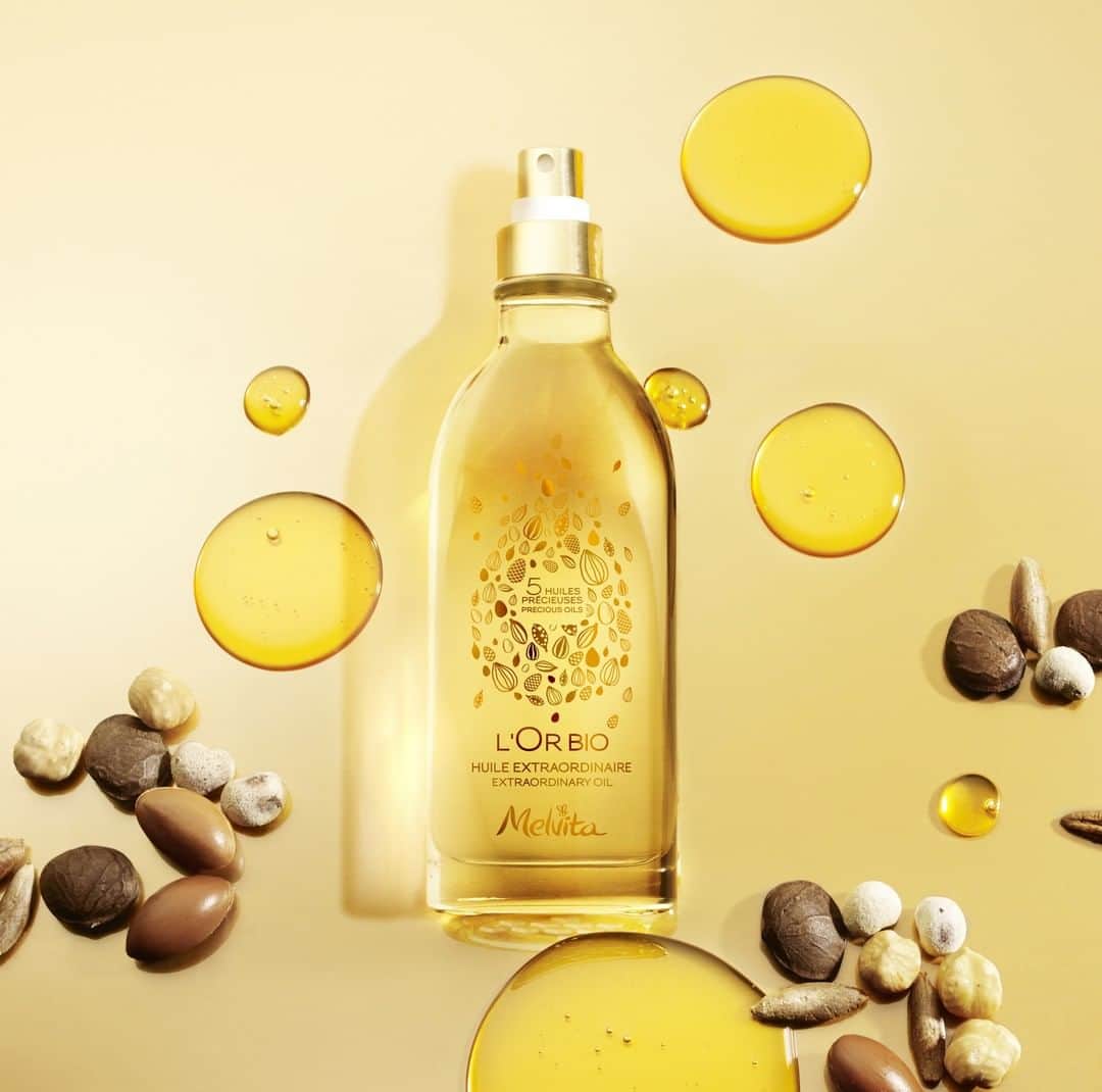 Melvita Officialのインスタグラム：「L’été est là ! ☀️ Soleil, déjeuner en terrasse, tenues légères…. Compte à rebours avant les vacances.  Avant de faire sa valise, on s’évade avec le parfum solaire de notre huile sèche iconique, L’Huile extraordinaire l’Or Bio qui hydrate et sublime corps et cheveux !  Et vous quel est votre secret pour vous évader en attendant les vacances ? 😎  #Ouialabeautebio #Melvita #madeinfrance #vacances #orbio」