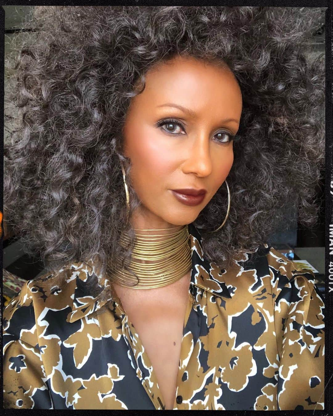 イマン・アブドゥルマジドさんのインスタグラム写真 - (イマン・アブドゥルマジドInstagram)「Afro Beat! Beauty Friday calls for @imancosmetics Matte Lipstick In Fetish #BeautyFriday」6月22日 1時01分 - the_real_iman