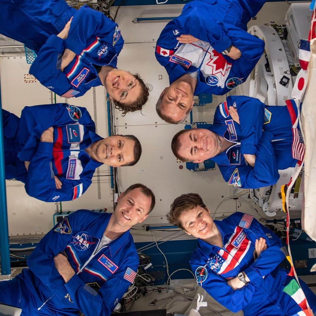 国際宇宙ステーションさんのインスタグラム写真 - (国際宇宙ステーションInstagram)「The Expedition 59 crew crew starts the weekend with final tests and virtual reality filming then splits up on Monday. Clockwise from center left are, Commander Oleg Kononenko and Flight Engineers Christina Koch, David Saint-Jacques, Alexey Ovchinin, Anne McClain and Nick Hague. #nasa #roscosmos #csa #unitedstates #russia #canada #astronaut #cosmonaut #international #space #station」6月22日 0時58分 - iss