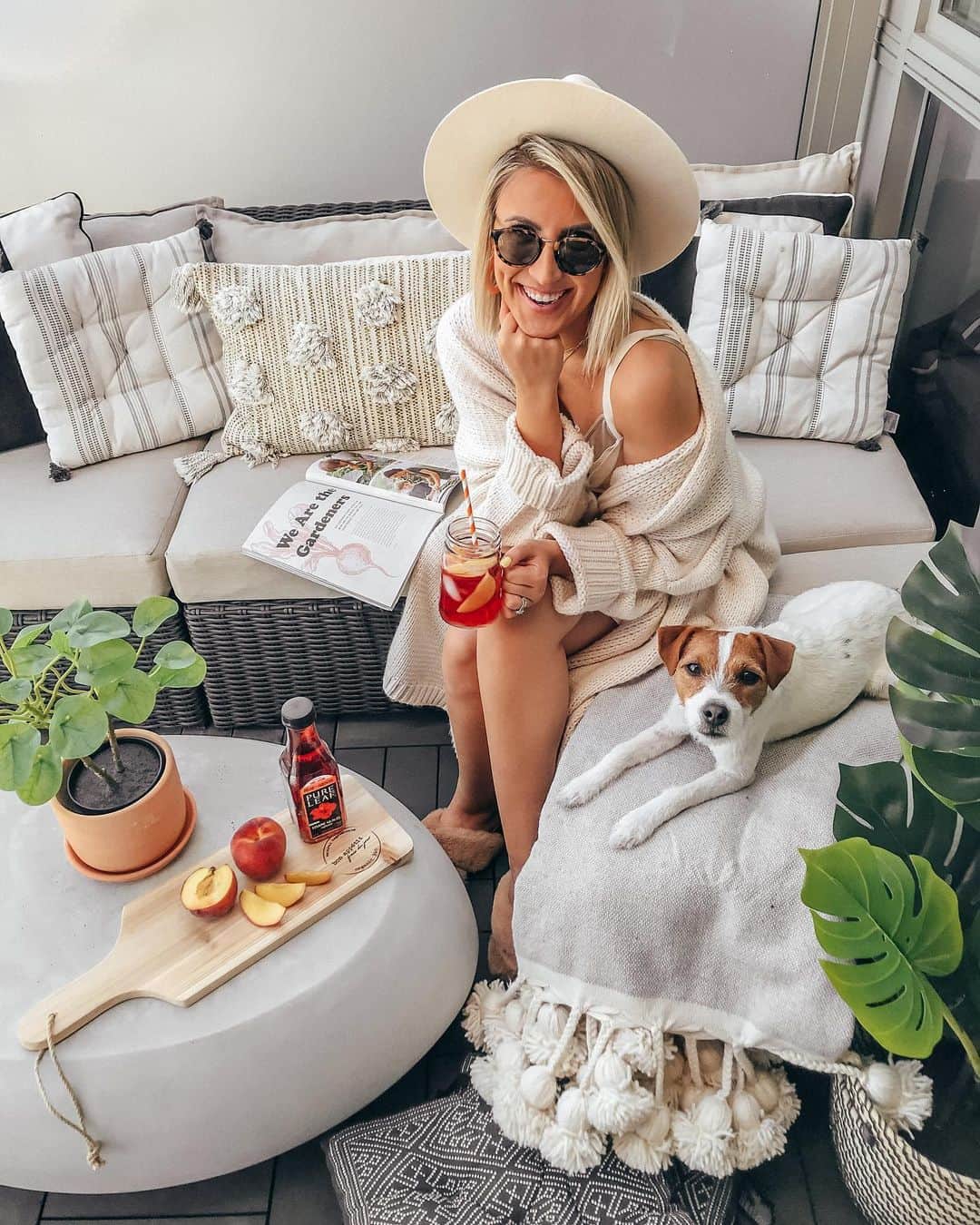 Stephanie Sterjovskiさんのインスタグラム写真 - (Stephanie SterjovskiInstagram)「Summer days with my girl on our cozy little patio sipping @PureLeafCanada Peach Hibiscus Herbal Iced Tea 🍑 Life is just peachy 😊 #PureLeafHerbals #ad #summerdays #lucyjolly #happyfriday」6月22日 0時59分 - stephsjolly