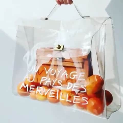 のインスタグラム：「Happy first day of summer. What’s in your Vinyl L’exposition Kelly? 🍊 #WearWGACA Video: @georgie_threads」