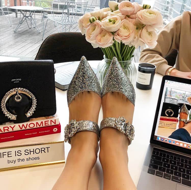 Jimmy Chooさんのインスタグラム写真 - (Jimmy ChooInstagram)「Embrace your playful side this #FeetUpFriday with our SMOKEY glitter heels and MADELINE cross body bag 📷 @gabrielehackworthy」6月22日 1時00分 - jimmychoo