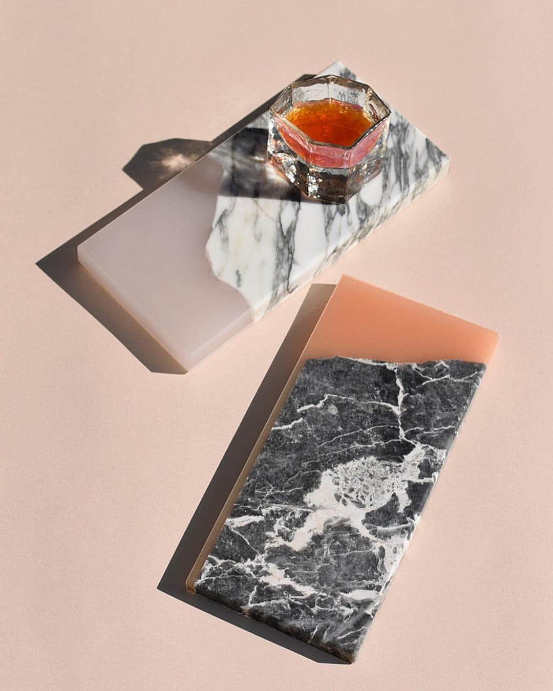 Design Milkさんのインスタグラム写真 - (Design MilkInstagram)「@fictstudio wanted to solve the problem of industrial marble waste  so they teamed up with @le_marble to create The Fragment series. The collaboration seeks to retain the value and use the fragmentary pieces from the #marble making processing to create beautiful objects. \\\ designmilk.com」6月22日 1時00分 - designmilk