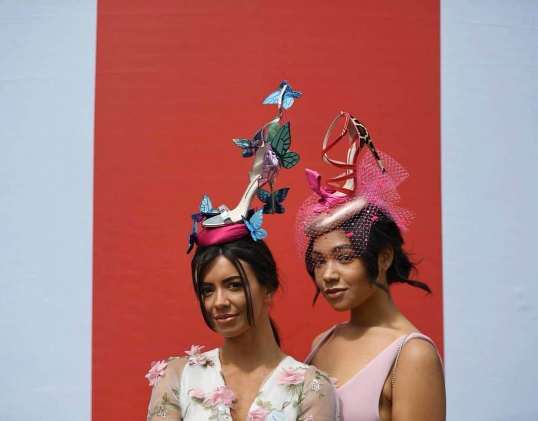 SOPHIA WEBSTERさんのインスタグラム写真 - (SOPHIA WEBSTERInstagram)「Place your bets on #LadiesDay! 🎀 Our ladies from SWHQ headed to #RoyalAscot yesterday in our #SophiaWebsterxPiersAtkinson bespoke hats. 👒 🐎  #SophiaWebster #Ascot #PiersAtkinson」6月22日 1時02分 - sophiawebster