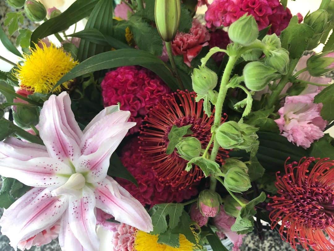 ローズアンナさんのインスタグラム写真 - (ローズアンナInstagram)「Une grande inspiration fleurie pour accompagner le retour du soleil. - A great floral inspiration to go along the sun comeback. #inspiration #flowers #pink #nature」6月22日 1時02分 - roseanna__officiel
