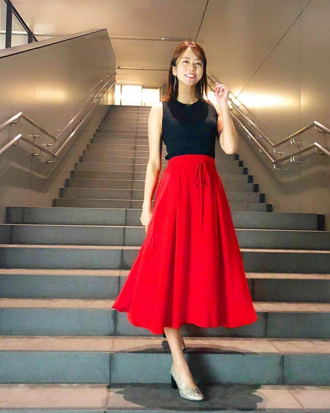 佐野真彩さんのインスタグラム写真 - (佐野真彩Instagram)「明るい色のお洋服が着たくて 最近買ったスカート🧚🏻‍♀️ 海浜幕張のアウトレットで買ったよ✨ 今日のラジオもこのコーデだったよ💓 . #夏服 #スカート #赤スカート #アウトレット #beams #大人コーデ #summerfashion #海浜幕張アウトレット」6月22日 1時04分 - sano.maya