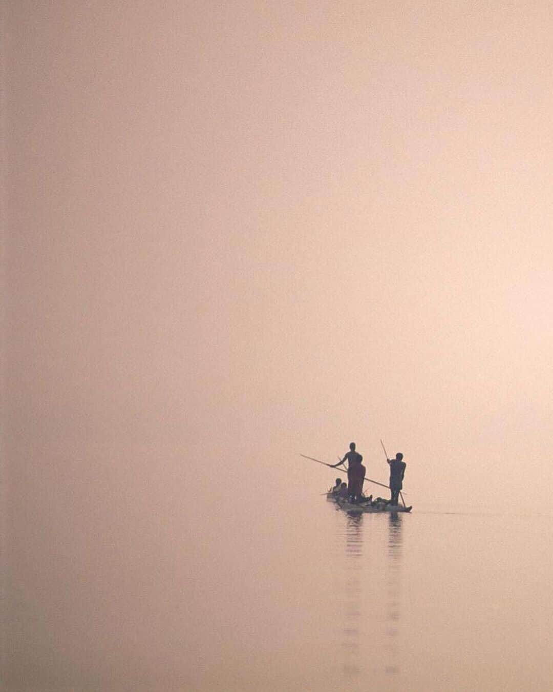 のインスタグラム：「Photo by George Steinmetz @geosteinmetz | Smoke from forest fires obliterates the sun as local fishermen paddle dugout canoes through the swamps of the Asmat, Papua, Indonesia.  To see more from my explorations of remote corners of the world, follow @geosteinmetz」